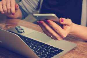 L'Impact des Pièces de Smartphone sur la Vie des Femmes 2 Pièces de Téléphone Portable